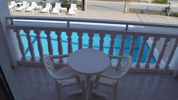 Estúdio básico, 2 camas de solteiro | Vista da sacada