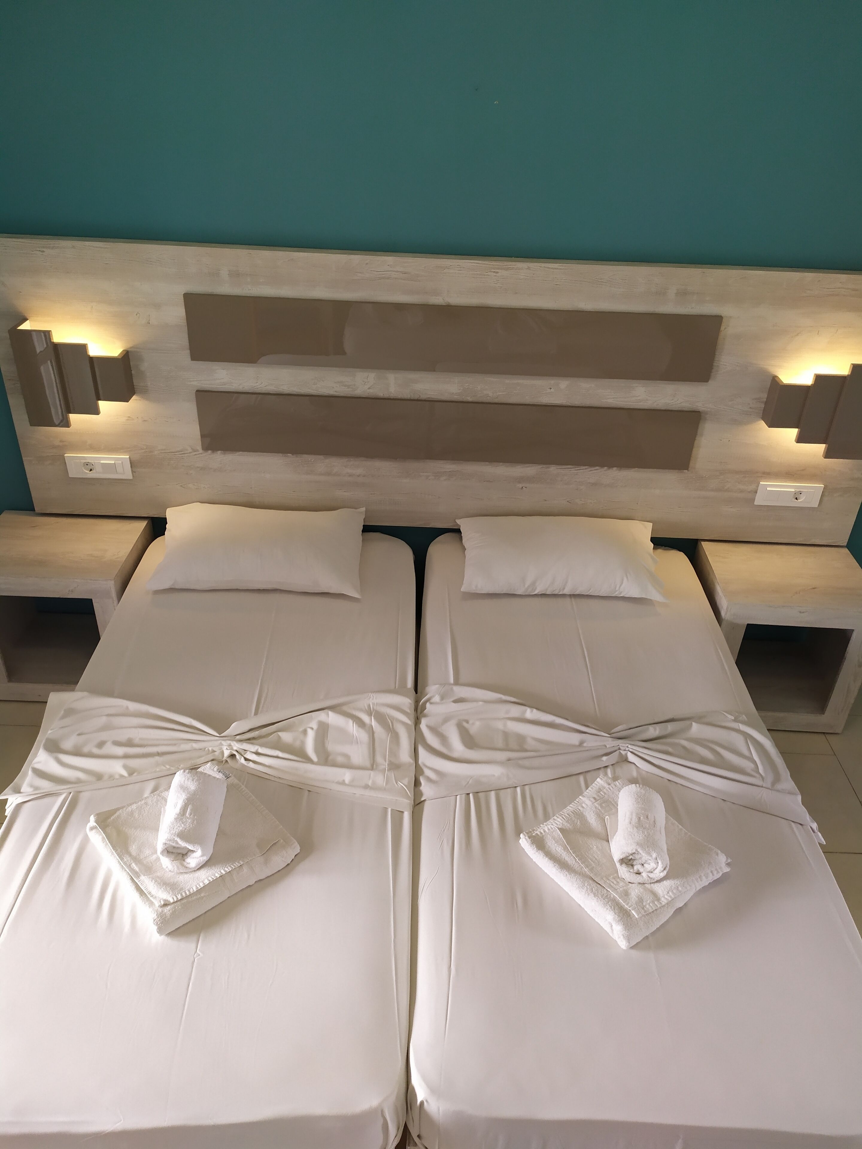 ベーシック スタジオ シングルベッド 2 台 | アイロン / アイロン台、WiFi (無料)、ベッドシーツ