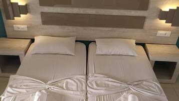 Estudio básico, 2 camas individuales | Tabla de planchar con plancha, wifi gratis y ropa de cama