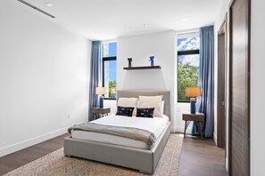 7 bedrooms, desk, iron/ironing board, travel cot - Boardwalk Mansion Lauderdale Villa: Private Pool, Hot Tub, Mini-Golf & Guest House (Fort Lauderdale)