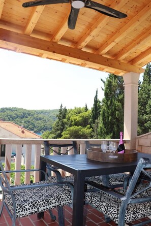 Outdoor dining - Classic Villa in Sumartin next to beach (Sumartin)