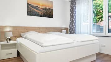 2 slaapkamers, reisbedje