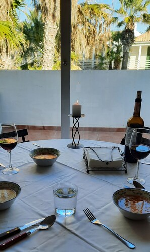 Outdoor dining - BEAUTIFUL APARTMENTS TWO MINUTES FROM THE BEACH WITH SWIMMING POOL AND WIFI (Ciutadella de Menorca)