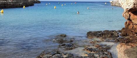 Vlak bij het strand, ligstoelen