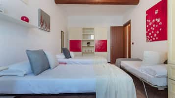 2 bedrooms, desk, iron/ironing board, WiFi