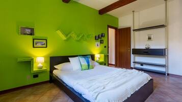 2 habitaciones, escritorio, tabla de planchar con plancha y wifi