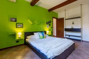 2 bedrooms, desk, iron/ironing board, WiFi - GuestHost - Central Ferrara Apartment! x7 (Ferrara)