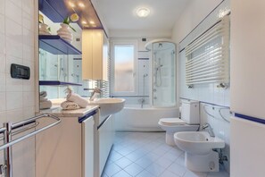 Kombinert dusj/badekar, hårføner, bidé og håndklær