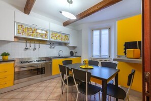 Fridge, oven, stovetop, coffee/tea maker - GuestHost - Central Ferrara Apartment! x7 (Ferrara)