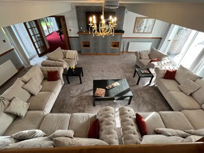 Smart TV, fireplace, books, stereo