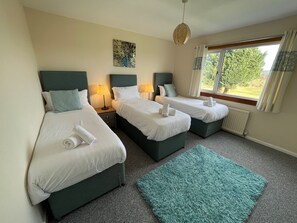 5 chambres, fer et planche à repasser, lit de bébé portatif