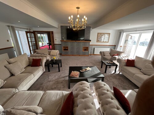 Luxurious 5 bedroom house with games room and beautiful views