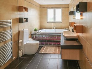 Shower, jetted bath, hair dryer, towels