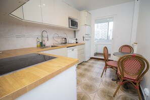 Kühlschrank, Mikrowelle, Ofen, Herdplatte