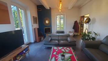 Télévision, cheminée, baby-foot, table de tennis de table