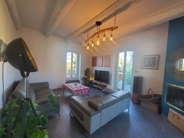 Televisio, takka, pöytäjalkapallopöytä, pöytätennispöytä