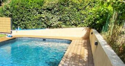 Large house with swimming pool at the gates of Aix