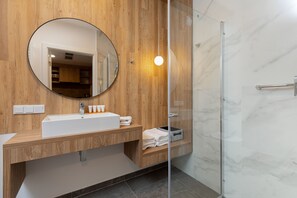 Dusche, Haartrockner, Handtücher, Shampoo