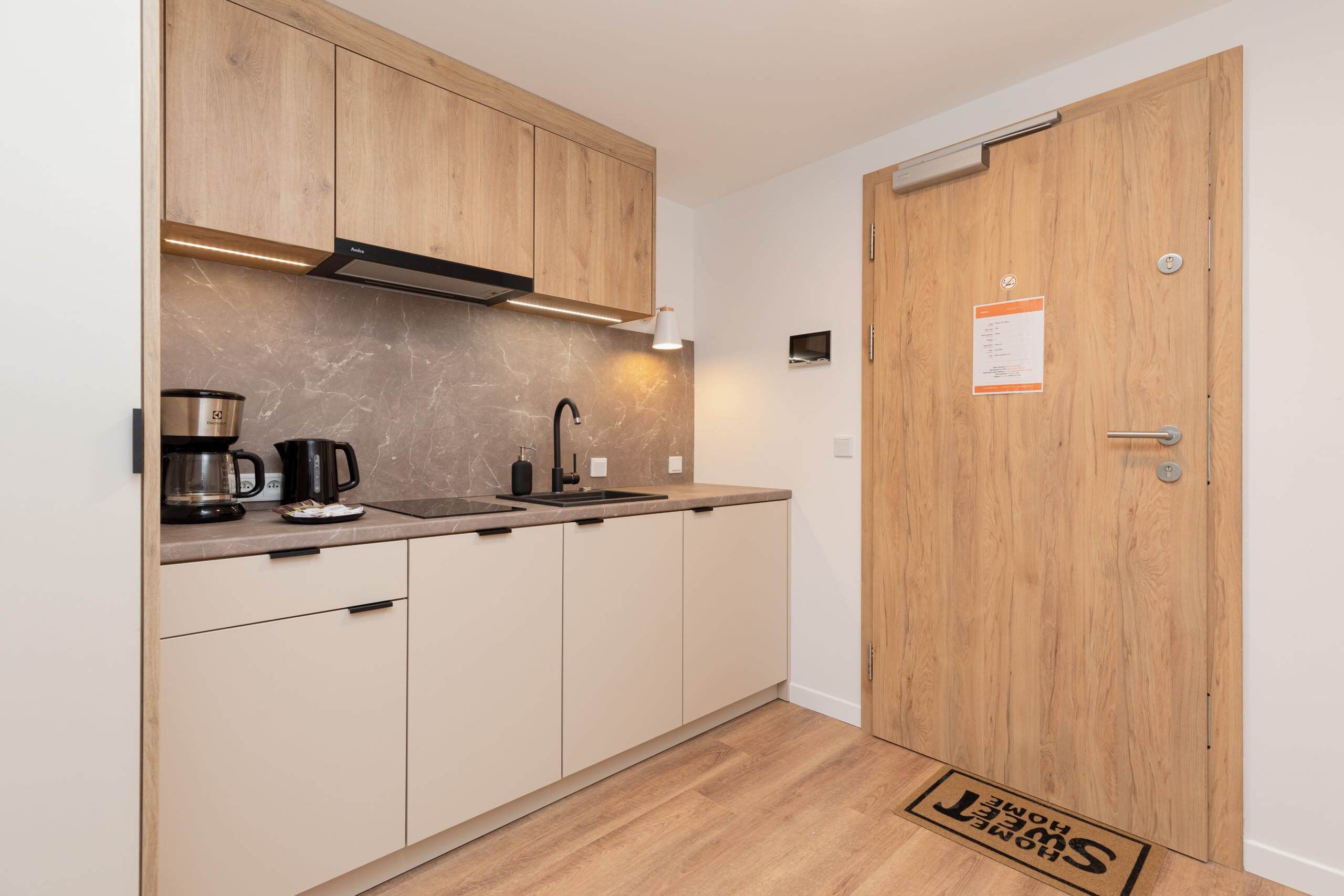 Frigorífico, microondas, placa de cocina y lavavajillas