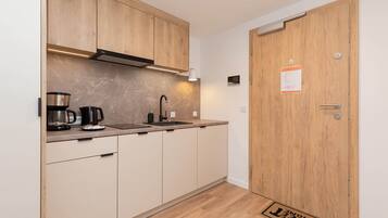 Frigorífico, microondas, placa de cocina y lavavajillas