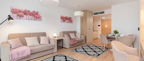 Una televisión, una oficina