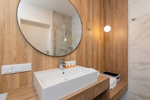 Suihku, hiustenkuivaaja, pyyhkeet