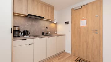 Réfrigérateur, micro-ondes, plaque de cuisson, lave-vaisselle