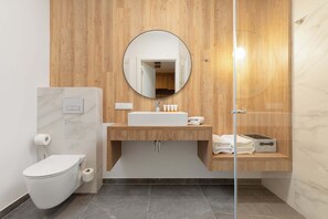 Douche, sĂšche-cheveux, serviettes fournies, shampoing