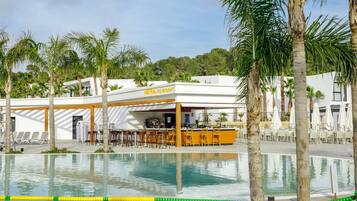 2 restaurants, breakfast served