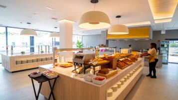 2 restaurants; ze serveren er ontbijt, lunch en diner