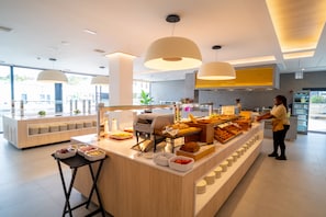 2 restaurants; breakfast, lunch, and dinner served - Alannia Salou Resort  (Salou)
