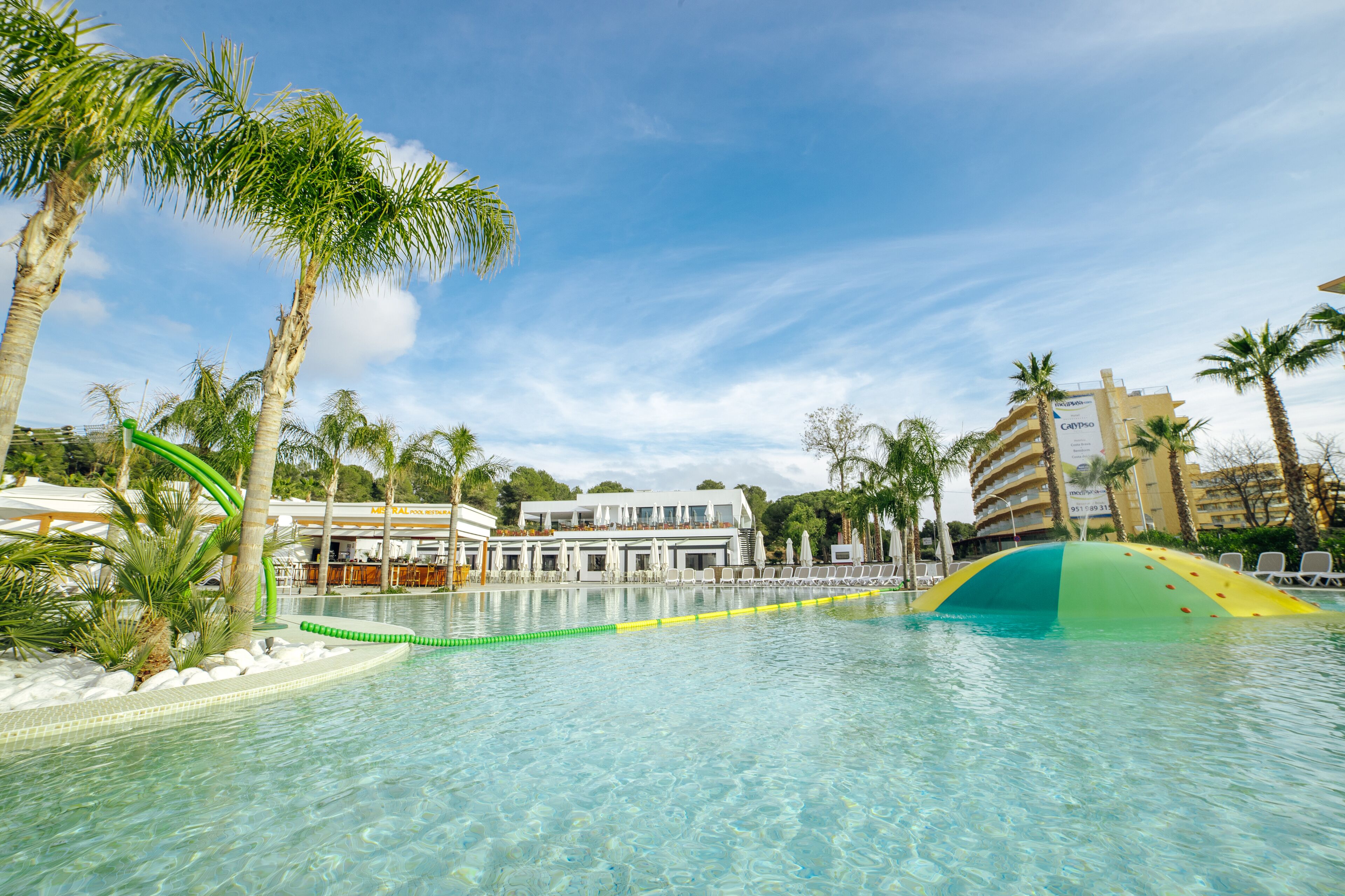 Kolam renang terbuka bermusim 