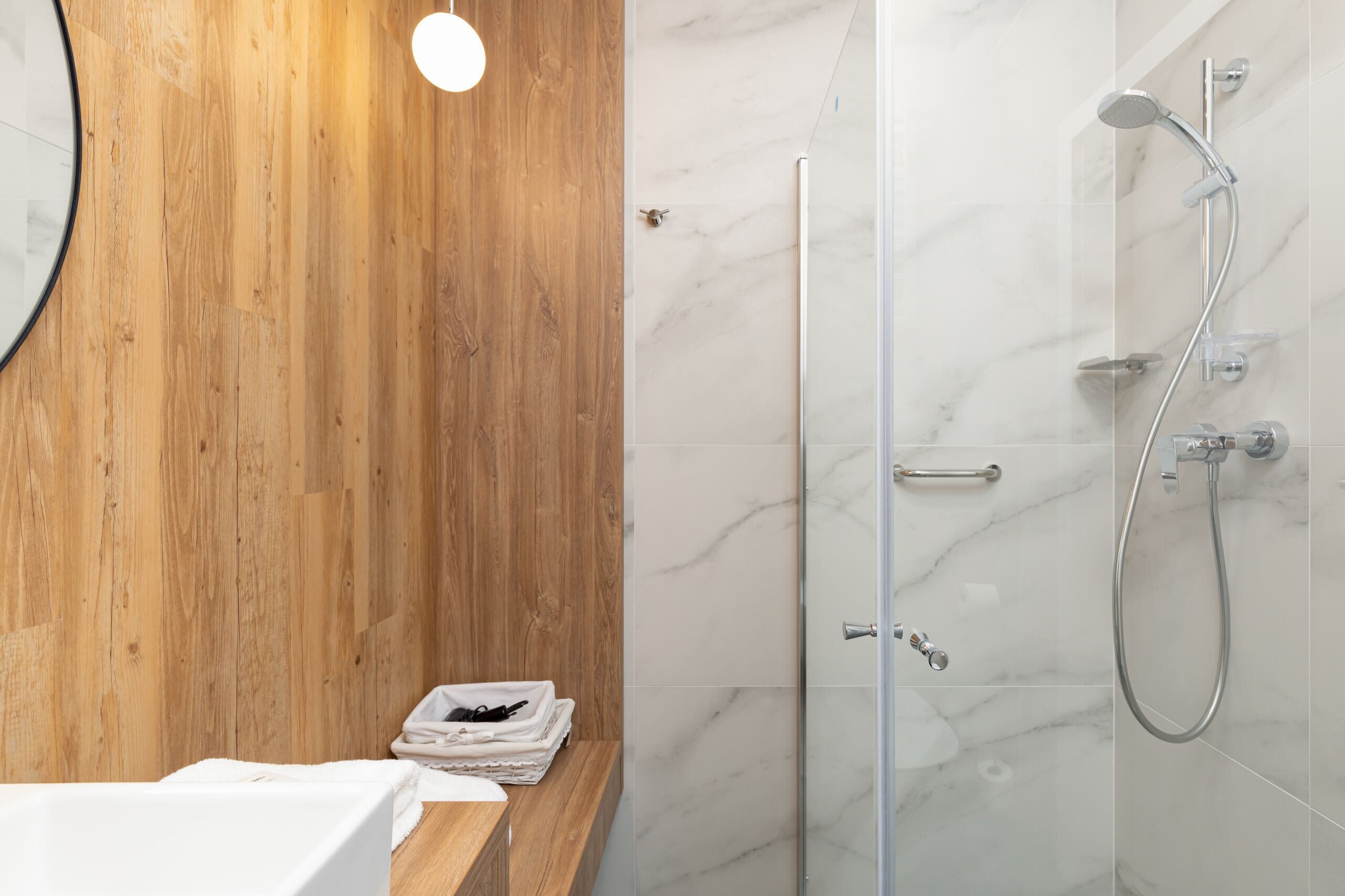 シャワー、ヘアドライヤー、タオル、シャンプー