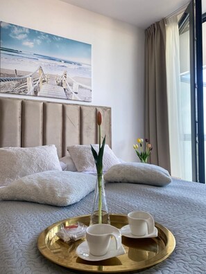 Desk, iron/ironing board, WiFi, bed sheets