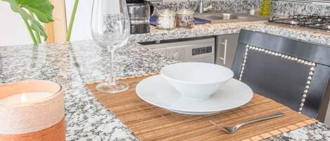 Micro-ondas, cafeteira/chaleira, chaleira elétrica, torradeira