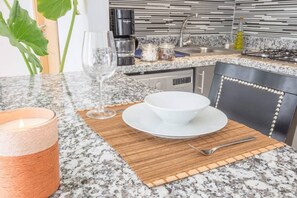 Mikrowelle, Wasserkocher mit Kaffee-/Teezubehör, Wasserkocher, Toaster