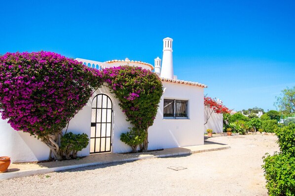 Exterior - 32A Vale do milho Stunning Detached Villa Close to the Beach (Carvoeiro)