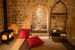 Kamar Deluks, perapian | Area keluarga