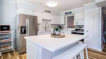 Kjøleskap, mikrobølgeovn, ovn og kokeplater