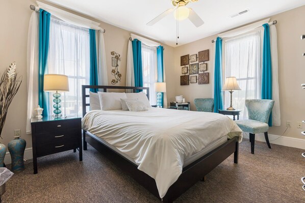 1 bedroom, Internet, bed sheets - Historic Branson Hotel ~ Downtown ~The Serendipity (Branson)