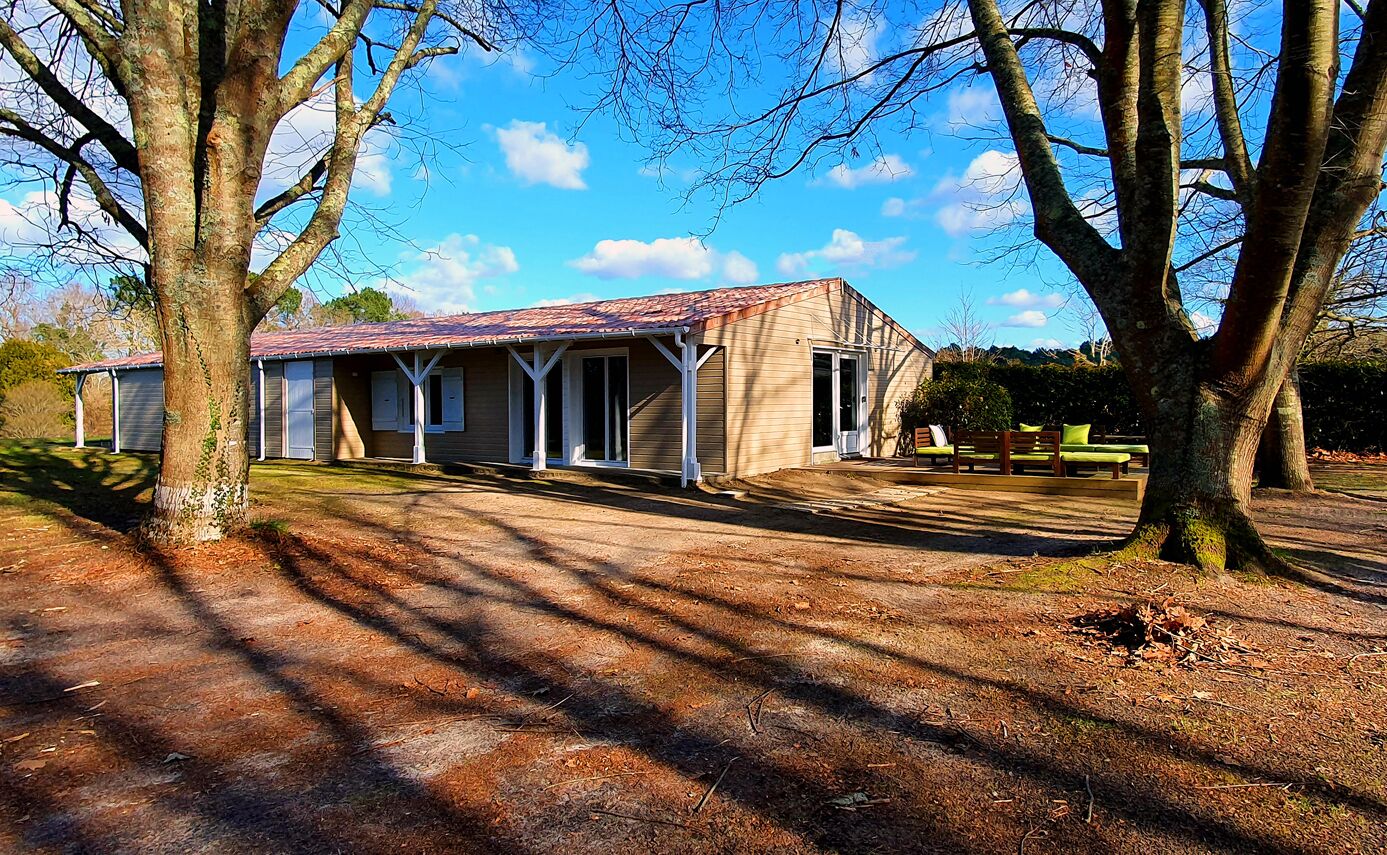 Guesthouse in wooded property