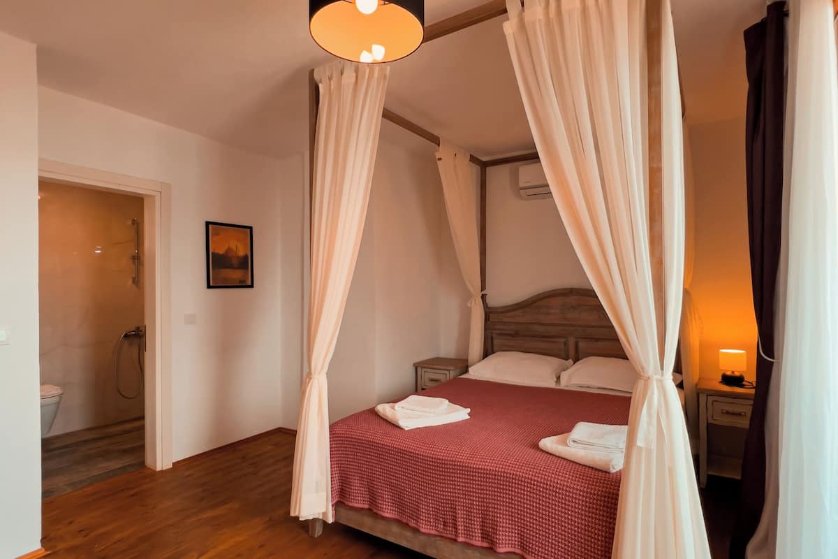 Tripla Deluxe, vista piscina | Biancheria in cotone egiziano, biancheria da letto di alta qualità