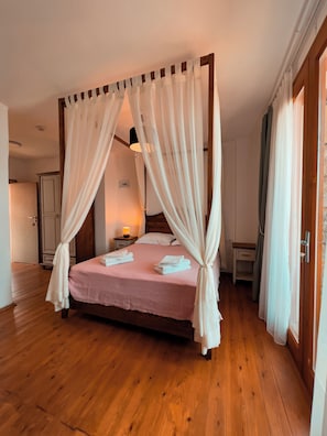 Habitación triple Deluxe, vista a la alberca | Sábanas de algodón egipcio, ropa de cama de alta calidad y minibar 