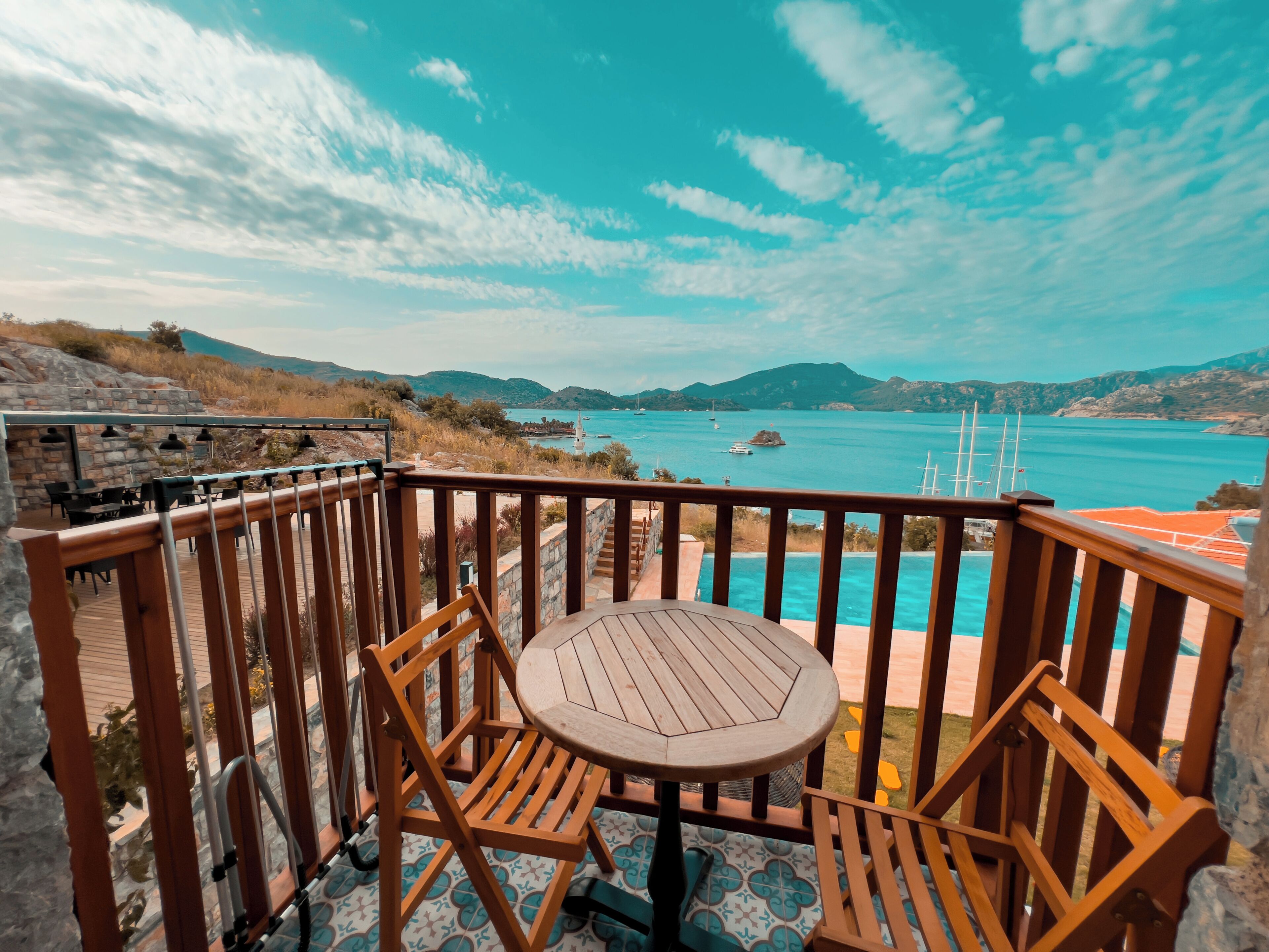 Egyptian cotton sheets, premium bedding, minibar, desk