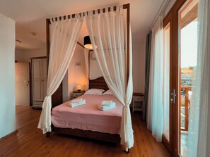 Deluxe driepersoonskamer, uitzicht op zwembad | Lakens van Egyptisch katoen, luxe beddengoed, een minibar, een bureau