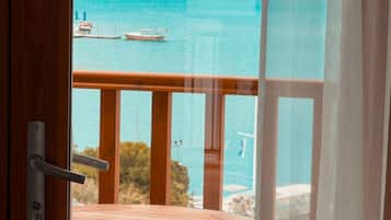 Egyptian cotton sheets, premium bedding, minibar, desk