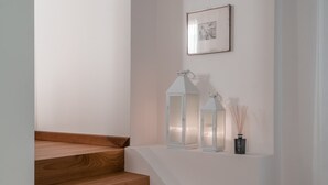 Eine Treppe mit Holzboden und einer weißen Wand.
