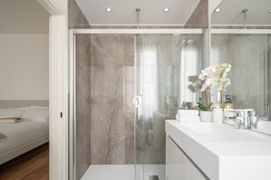 Dusche, Haartrockner, Handtücher
