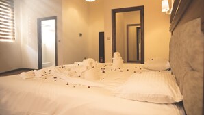 A hotel room with a bed, a large mirror, and a window with blinds. - Thrace Konak Hotel & Spa (Kirklareli)