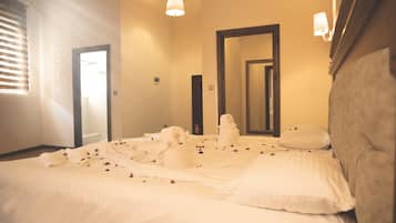 Rom – junior | Sengetøy av topp kvalitet, minibar, safe på rommet og skrivebord